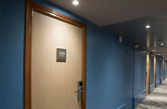 Porte avec film adhésif